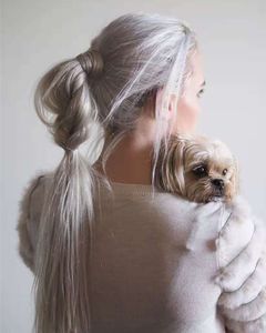 Langes, salz- und pfeffergeflechttes graues Pferdeschwanz-Haarteil umhüllt die halbgeflochtene Frisur von Humain im Tutorial für Damen-Haarknoten, Hochsteckfrisur, Chignon-Verlängerung