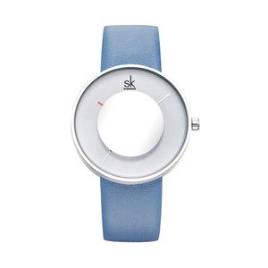 Shengkeファッション女性の時計レディースクリエイティブミラーガラスレザーストラップ防水時計001高品質アナログダイヤルフェイスレザーストラップ