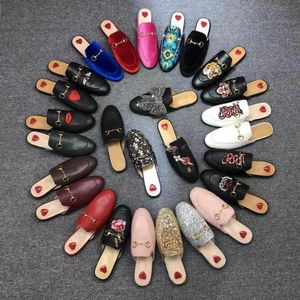 2021 Ny designer Lyxiga kvinnor Sandaler Sommar Lace Velvet Tofflor Princetown Äkta Läder Mules Loafers Flats med Buckle Bees Snake Pattern