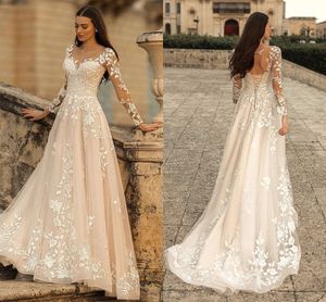 Champagne En linje bröllopsklänningar med full ärmar Sheer Scoop Neck Lace Appliqued Bridal Gowns 2021 Boho Garden Sweep Train Vestidos Al8148