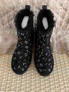 Bling 2020 Nowe buty śniegowe Krótkie buty dziewczyny projektanci mody Płaskie buty z futro Diamentowe Buty Soft Leather Winter Boot White 40