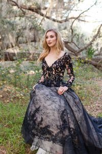 Gotycka pełna czarna koronkowa długie sukienki ślubne Linia długie rękawy w stylu V-Neck Floral Koraliki Vintage Suknie ślubne 2021 Plus Size Bride Walk