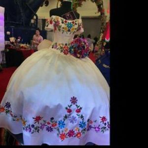 Biały haftowany Quinceanera Dress Mexican Theme Vestidos de Novia Off The Ramię Sweet 15 Dress Prom Ball Suknie