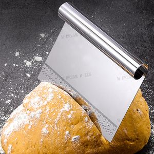 Rostfritt stål Dough Cutter Multifunktionsbänk Cake Scraper Pizza Mätstyrning Köksredskap 15 * 12cm DHL Frakt