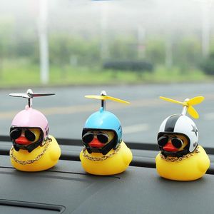 Interieurdecoraties pc Lovely Lucky Duck Car Ornament Creative Decoration Dashboard Speelgoed met helm en ketting Grappige auto accessoires