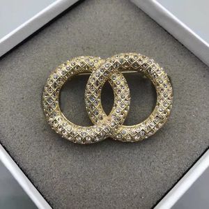 Broches de designer de moda 18 joias com diamante banhado a ouro unissex broches de luxo de alta qualidade com caixa