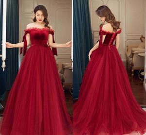 Новая мода темно-красная линия выпускного вечера платья с плеч бархат верхний тюль специальный случай платья формальное платье вечерние платья с поясом