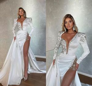 Saudyjska Arabia Dubaj Z Długim Rękawem Syrenki Suknie ślubne Zanurzanie V Neck Frezowanie Overtkirts Sukienka Bridal Arabski ASO Ebi Seksowne Wysokie boczne Szczunki Kobiety Vestidos de Novia AL9820