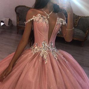 Kryształy Luxurt Zroszony Pink Quinceanera Dresses 2022 Głębokie V Neck Sweet 15 16 Dress Corset Puffy Tulle Spódnica Off The Ramię Długa Urodziny Prom S Gown Sweep Pociąg
