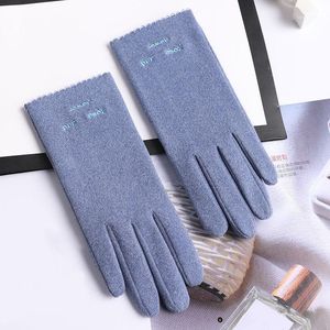 Guanti a cinque dita Donna Inverno Sezione sottile Mantieni caldo Touch Screen Plus Velluto all'interno Lettera Ricamo Guanti da guida eleganti femminili1