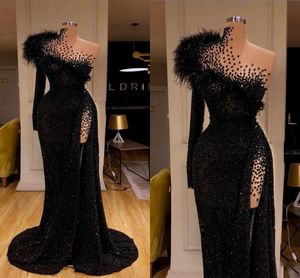 Czarne pióra Cekinowe arabskie sukienki 2021 Jedno ramię z długim rękawem z koralikami Zroszony przez suknie wieczorowe Seksowna boczna szczelina Formalna nosić Al8745
