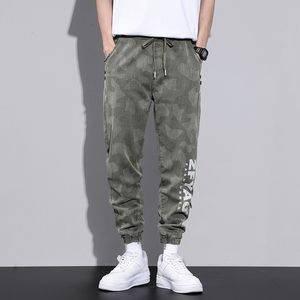 Moda camuflagem calças masculinas estiramento cintura streetwear carta impressão joggers sweatpants pacote pés calças casuais plus size 5xl