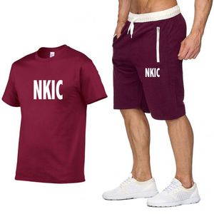 夏のファッションメンズ 2 点セットジャージ NKIC ブランドカジュアル半袖プリント綿 100% 白黒 Tシャツ + ショートパンツパンツスーツ