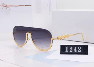 2020 Nya lyxiga solglasögon Designersolglasögon för män och kvinnor Guldbåge Fyrkantig metallbåge Sport utomhus retrostil Klassisk med fodral