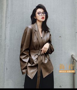 秋の新しいデザイン女性ターンダウンカラークールなファッションブレザースーツスタイルPUレザーミディアムロングサッシェスコートSMLXL