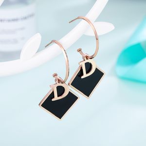 Klasyczny Design Letter D Square Black Shell Charm Dangle przesadzone Kolczyki Huggie dla kobiet