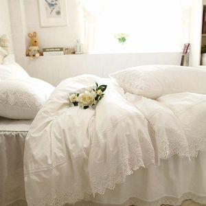 Luxus Stickerei Bettwäsche Set Weiße Spitze Kuchenschichten Ruffle Duvet Cover Elegante Stoff Bett Bett Bett Bett Bett Rock Coverlets T200706