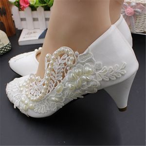 Custom Made Bridal Wedding Shoes 2021 Plattformar Kattunge High Heel Lace Pearls White Party Skor för Brides Bridesmaid Round Toe 3cm 5cm 8cm