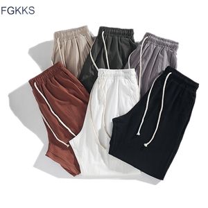 Fgkks جديد الرجال الصلبة اللون الحريم السراويل أزياء العلامة التجارية الذكور المتناثرة نمط sweatpants الرجال القطن مريحة عارضة السراويل 201114
