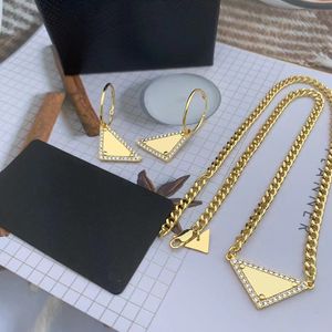 Роскошные серьги Дизайнерские ожерелья с подвесками Модные украшения для женщин Золотые бриллианты Треугольное ожерелье Дизайнерские серьги Ювелирные изделия Мужчины Женские серьги 2202142D