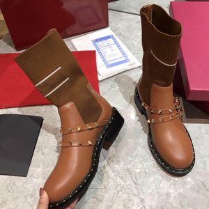 Venda Quente-2020 Top Quality Moda Brand New Genuine Couro Mulheres Botas Curtas Rebite Inverno Botas de Inverno Sapatos de Designer Botas de Tornozelo