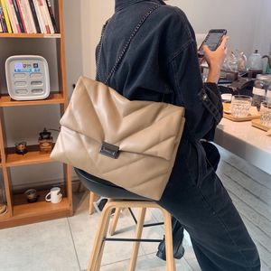 Büyük zincir Tote omuz moda büyük kapasiteli Messenger kadınlar için 2020 düz renk Crossbody çanta kadın çantaları Q1230