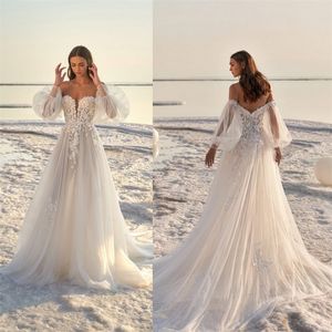 Hot Sale A Line Bröllopsklänningar med avtagbara ärmar Lace Appliqued Beach Bridal Gowns Sexig Backless Chic Sweep Train Robes de Mariée