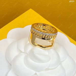 Fashiom Ringing Designer Diamond Letters Fレディースワイドリングデザイナーのためのリングエンゲージメント箱付ゴールドリング装飾品