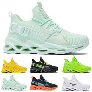 Style330 39-46 Fashion Traspirante uomo da donna scarpe da corsa Triple Black Bianco Verde Scarpa Outdoor Uomini Donne Designer Sneakers Scarpe da ginnastica Sport Trainer Oversize