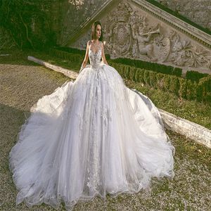 Sexig Illusion Ballroom Bröllopsklänningar Lyx Dubai One Shoulder Appliqued Lace Bridal Gown Ruffle Court Train Robes de Mariée