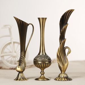 Europa retro påfågel vas metall legering guld / brons små vaser hantverk bord antikvitet modern hem dekoration blomma flaska / kanna t200703