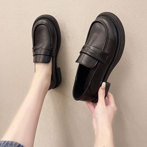 Skor kvinna lägenheter oxfords tennis kvinnliga loafers med päls rund tå tråkar plattform avslappnad sneaker slip-on brittisk stil klänning ny