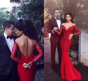 Eleganta arabiska röda klänningar kväll formella slitage 2022 långärmade spetsar sjöjungfru prom klänning illusion juvel nacke appliques sexig förlovningsklänning