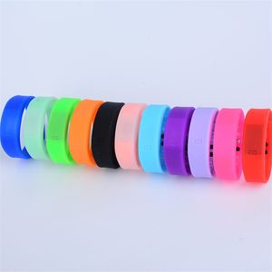 LED armband armband titta pojkar tjejer gelé färg silikon elektroniska klockor gåvor mode tillbehör varm försäljning 1 6yx j2