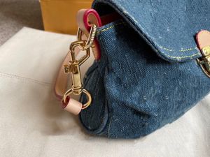 Kontrakterad design Cowboy Bag för Old Denim Shoulder Bag Vintage Baguette Underarm Brodery Bags272d