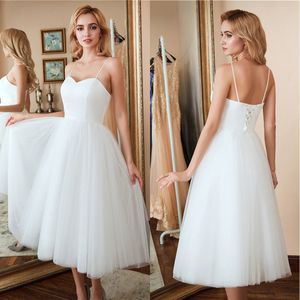 New Cheap Homecoming Dressed Short Prom Dresses Lunghezza del tè Two Tone White Top Sweetheart Neck con cinghie Tulle Skirt Party Gown LJ201119