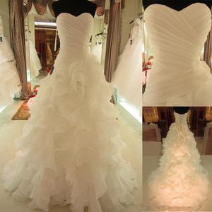 Niestandardowe bezprawne sukienki ślubne bez ramiączek z kaskadowymi falbanami w rozmiarze zmęczone