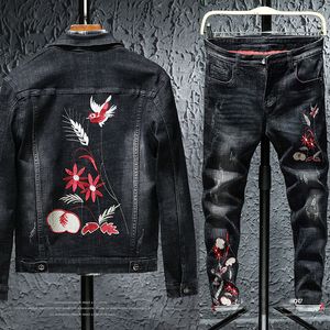2020 Осенняя мужская птица цветочная вышивка поворотный воротник Черные джинсовые куртки + джинсы брюки трексуита мужской повседневный 2 частей набор lj201125