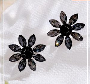 Boucles D'oreilles Habillées achat en gros de 2021 goujons boucles d oreilles La nouvelle fleur de cristal de luxe noir S925 Silver aiguille dîner dîner robe de soirée accessoires