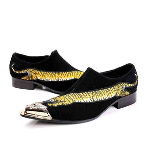 Sapatos de vestido Christia Bella New Tamanho Grande Metal Pointed Toe Homens Party Handmade Tiger Bordado Preto Camurça Couro 220223