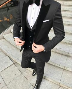 Svart brudgum Tuxedos Män Bröllopspassar Velevt Peaked Lapel Man Blazer Jacka 3 Piece Groomsmen Wear Custom Made Evening Prom Party Suit