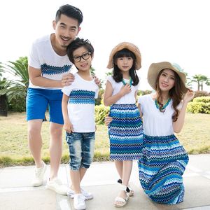 Family Matching Outfits Summer Mom Daughter Bohemia Blue Vacation Beach Long Dress Father and Son T-shirts Family Clothing Sets LJ201111