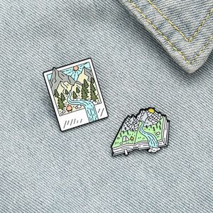 Creative Natural Mountains Rivers Enamel Pins Tecknade färger Vykort Böcker Broscher för Vänner Present Lapel Pins Shirt Klädkassar