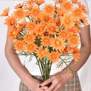Konstgjorda tusensköna blommor bukett en bit 5 huvuden holländska krysantemum simulering daisy inomhus bröllop hem dekorationer