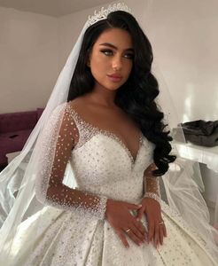 2022 Brudklänningar Lyxiga bröllopsklänningar V Neck Beaded Crystal Bling Bling Sheer Långärmad Satin Golvlängd Puffy Mairee Vestidos de Noiva Handgjorda Ny