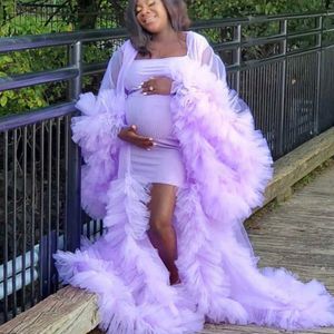 Schicke lila Illusion Umstands-Tüll-Fotoshooting-Robe, günstige schwangere Frau, abgestuftes Rüschenkleid, Brautparty, Geburtstagskleider