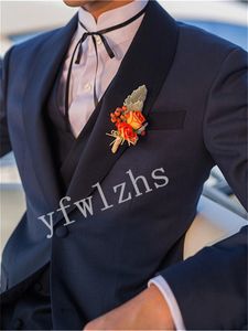Yeni Stil İki Düğmeler Yakışıklı Şal Yaka Damat Smokin Erkekler Takım Elbise Düğün / Balo / Akşam Yemeği En Iyi Adam Blazer (Ceket + Pantolon + Kravat + Yelek) W688
