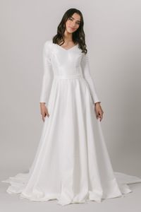 Schlichtes A-Linien-Satin-Brautkleid mit langen Ärmeln und V-Ausschnitt, elegante LDS-Brautkleider mit Ärmeln, maßgeschneidertes Brautkleid, religiös
