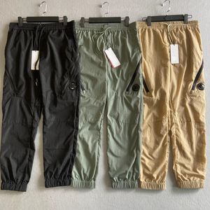 Pantaloni con tasca con cerniera e logo con una lente, pantaloni da jogging casual da uomo in nylon metallico ad asciugatura rapida