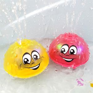 Giocattoli da bagno infantili adorabili Spruzzare acqua leggera Ruota Squirting Sprinkler Nuoto per bambini Giocattolo da bagno LED Giocattoli leggeri Giocattoli per bambini LJ201019